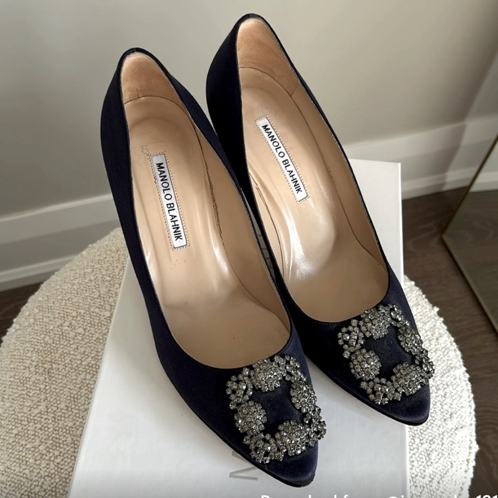 Manolo Blahnik Hangisi70 in classic navy.